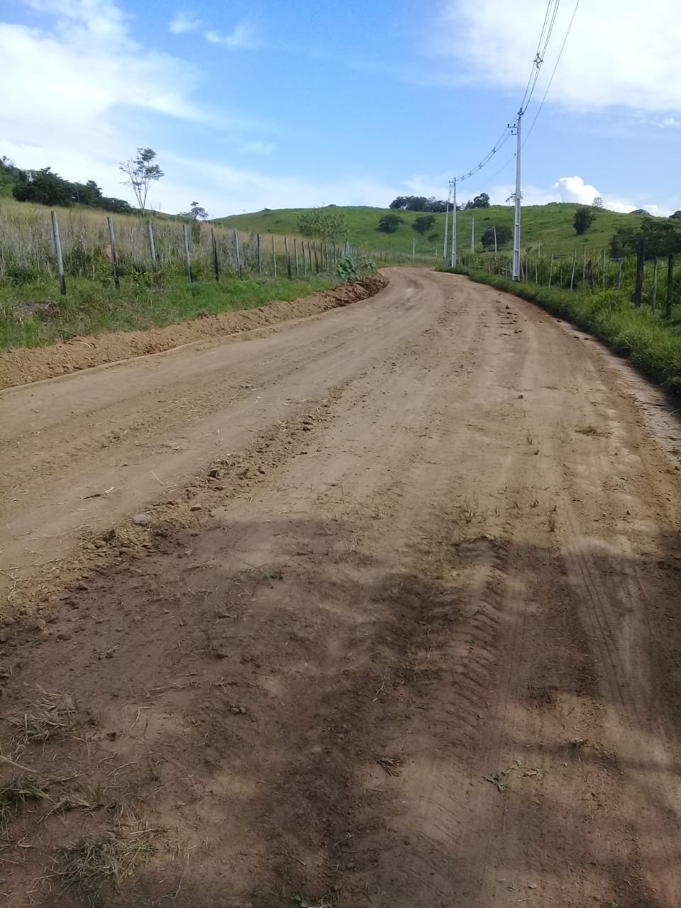 Itaperuna-RJ estrada que liga a comunidade de Morro Azul&nbsp;reformada