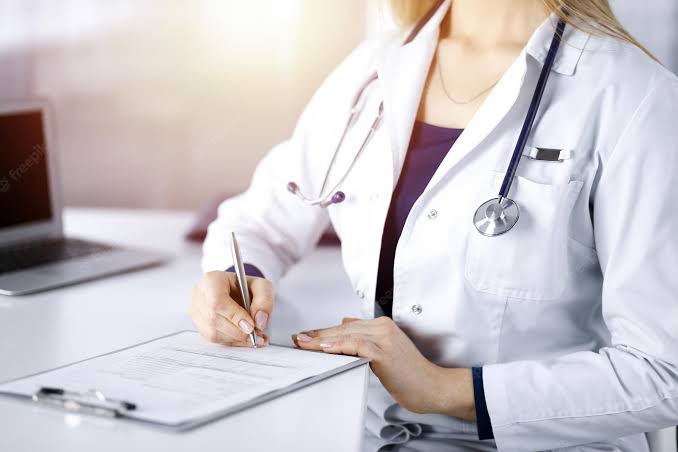 Justiça reconhece autonomia médica para tratar Covid