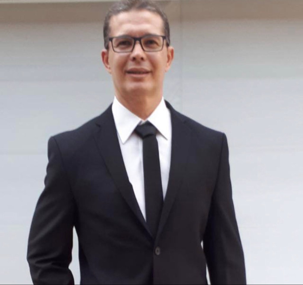 Marcão do hotel caminha olhando para&nbsp;2024