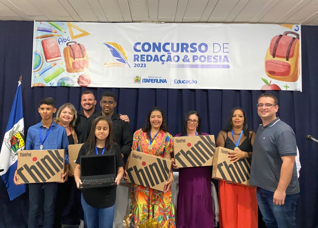 SEMED- Itaperuna-RJ premia vencedores do Concurso de Redação e Poesia com&nbsp;Notebooks