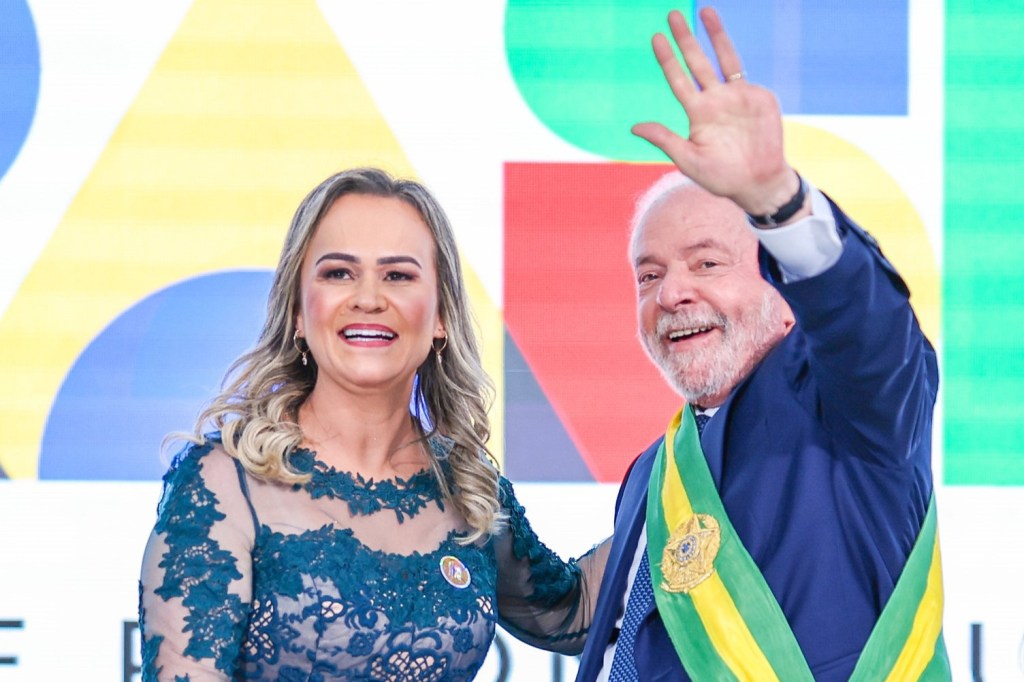 Raio caindo no mesmo lugar Abandonada pelo próprio partido, ministra do Turismo tem queda&nbsp;iminente