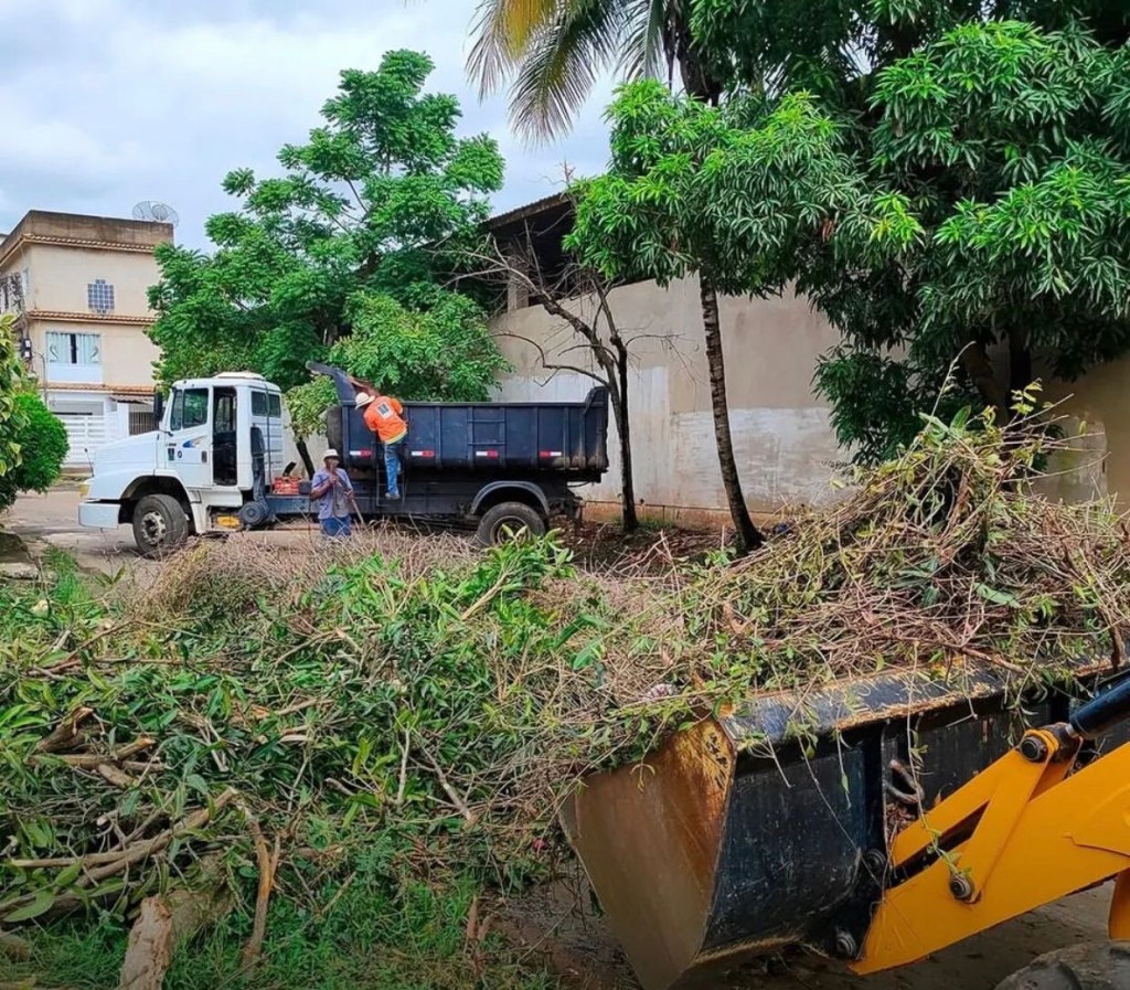 Equipes da Secretaria de Obras em mutirão de&nbsp;limpeza